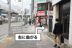 カラオケ店の角を右折